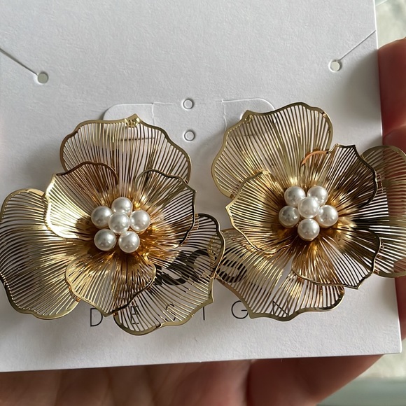 NWOT-Asos Faux Pearl Floral Earrings - Picture 9 of 9